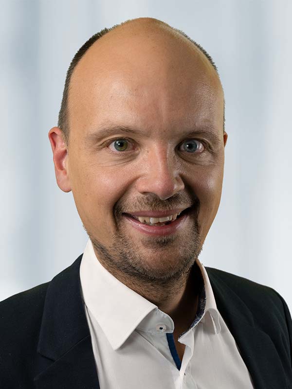 Porträt von Prof. Dr. Stefan Detscher, Leiter der Digital Business School (DBS) an der HfWU und Professor für Betriebswirtschaftslehre. Er verantwortet die digitalen Master- und Studienprogramme der Hochschule.
