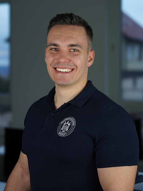 Nils Veith, Ansprechpartner und Studienberater an der Digital Business School der HfWU für den Master AI und Data Science. Fokus auf Beratung und Studierendenservice.